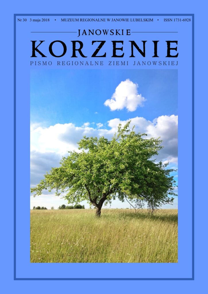 Samotne rozłożyste drzewo na tle zielonej łąki i niebieskiego nieba z białymi chmurami.