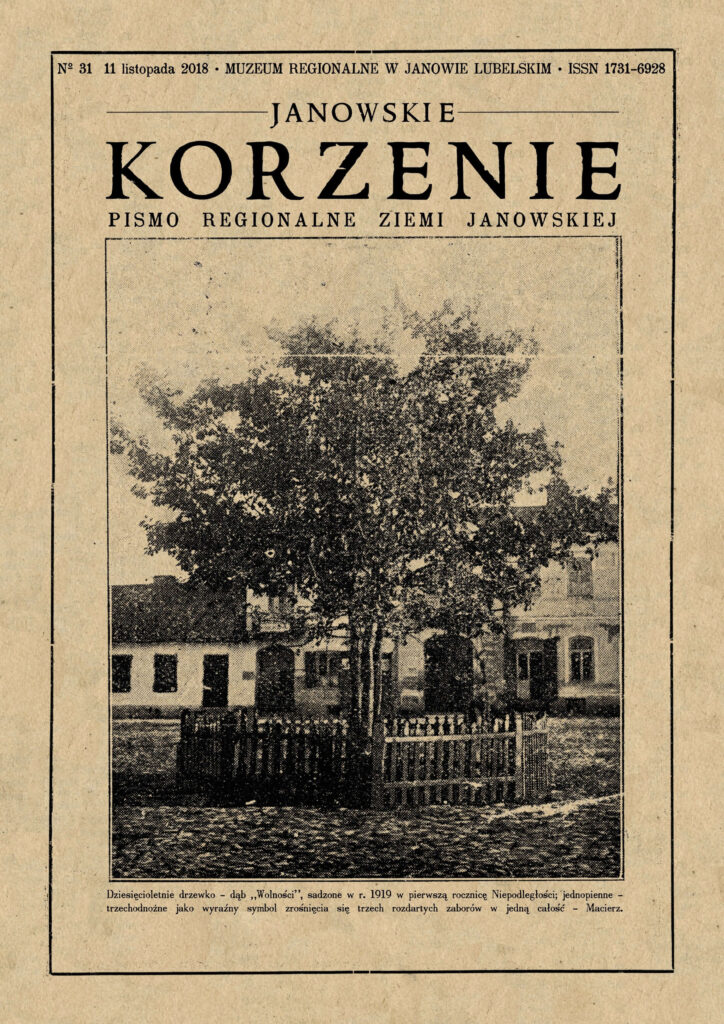 Stare czarno-białe wydanie gazety z 1919 roku, okrągłe drzewo dębowe otoczone niskim drewnianym płotkiem, budynki w tle.